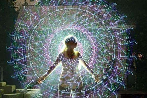 是大腦欺騙了我們？還是我們預知了未來？