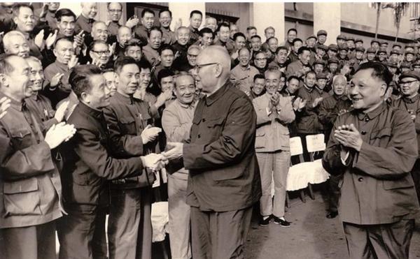 76年王震前去探望鄧小平，鄧小平連發幾問：葉劍英住哪裡？怎麼樣