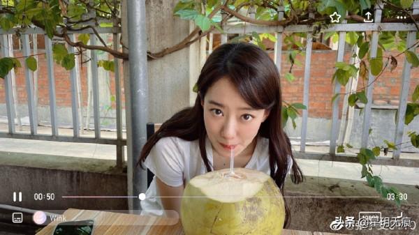 張小斐曬與椰子三連拍 托腮淺笑狀態佳