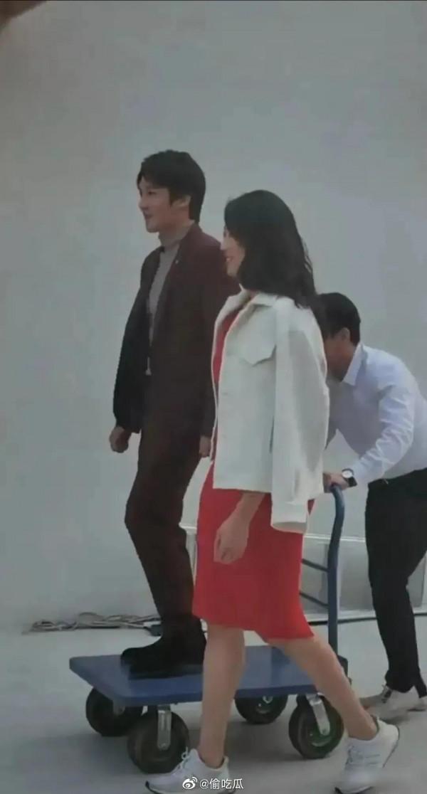 拍個戲就差踩高蹺了，搭戲的演員不曉得會不會跳戲哦