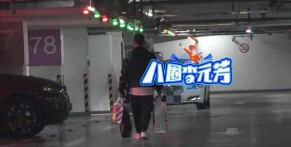 51歲孫紅雷開豪車逛平價店,衣服均價僅百元,兩隻手都塞滿購物袋 51歲孫紅雷開豪車逛平價店,衣服均價僅百元,兩隻手都塞滿購物袋