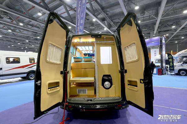 體現一車商旅兩用性，配置功能豐富！福客特黑騎士總裁版房車