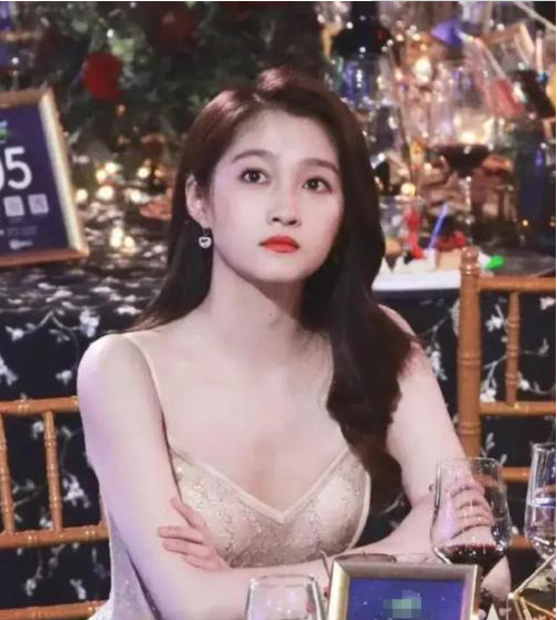 關曉彤穿金色吊帶裙出席，秀髮披肩氣質超棒，網友：太美了