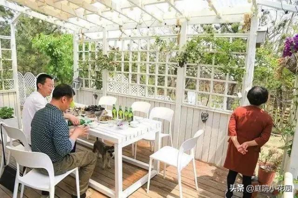 他賣掉城裡的房子，包了個山頭，打造集裝箱陽光房、小木屋、花園