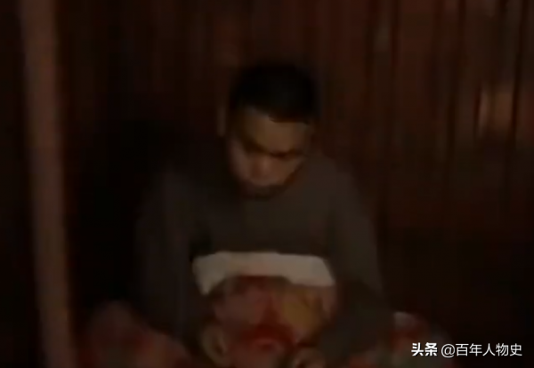 女孩苦尋初戀墳墓，意外發現他“復活”鐵籠中，爸爸：5年前關的