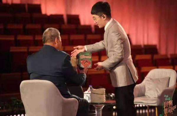 《向你致敬》今晚收官,金志文致敬抗美援朝老兵賈汝功 《向你致敬》今晚收官,金志文致敬抗美援朝老兵賈汝功