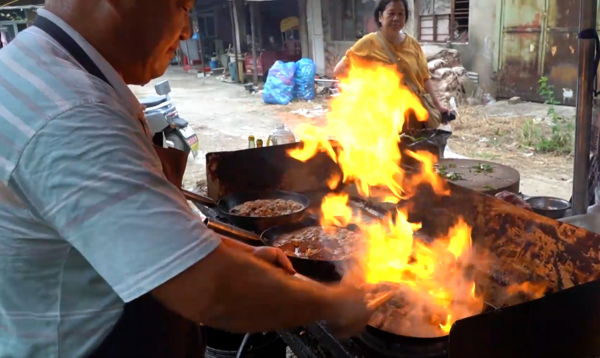 安徽28年小攤，位置偏調料扔地上，也阻止不了大家想吃的熱情