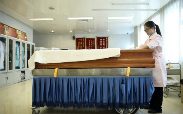 中國入殮師，花8小時修復吊車碾壓過的屍體，採訪稱：這是在積善