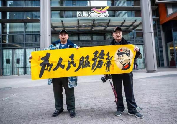 &OpenCurlyDoubleQuote;萬歲軍&rdquo;後代徐魯梅為軍品大王簽名&OpenCurlyDoubleQuote;弘揚偉大的抗美援朝精神&rdquo;