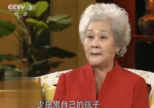 84歲歌唱家住養老院16年，子女背上罵名，背後原因讓人感動