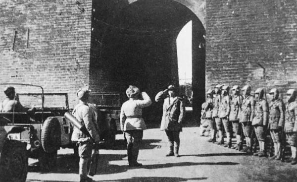 解放軍進入北平那一天,紅旗插遍了“華人禁止入內”的東交民巷 解放軍進入北平那一天,紅旗插遍了“華人禁止入內”的東交民巷