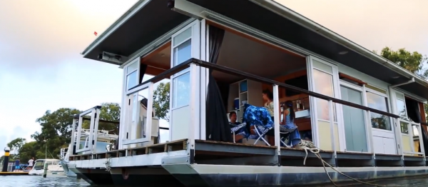 男子花百萬將家搬到水面上 12㎡漂浮小屋每月管理費至少三千