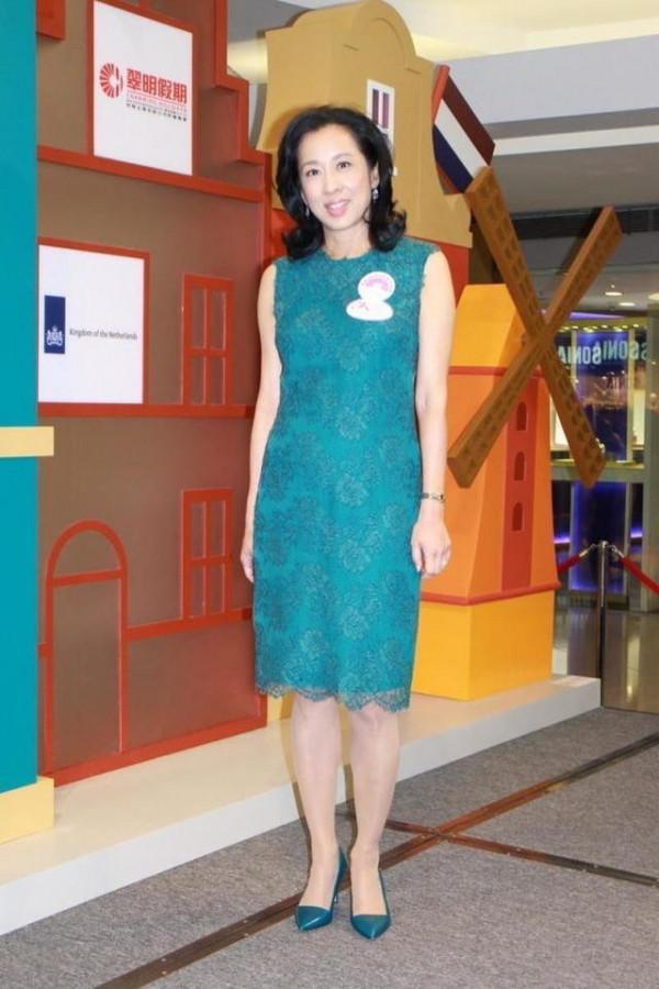 郭晶晶婆婆不像63歲，穿深色外套顯年輕，一眼能看出是不是闊太太