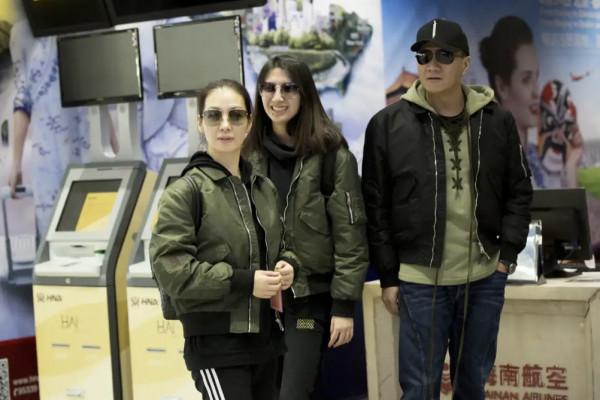 胡軍攜妻子女兒出鏡，三人同穿機車風夾克服，又酷又養眼