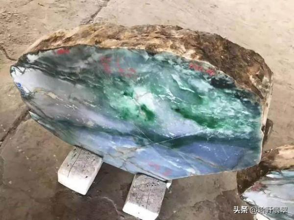 價值過億的翡翠標王,開出了絕美的春帶彩,最後價值多少? 價值過億的翡翠標王,開出了絕美的春帶彩,最後價值多少?