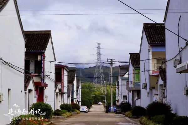 浙江寧波有一個古村依山傍水，雲起時如人間仙境，秋天居然桃花開