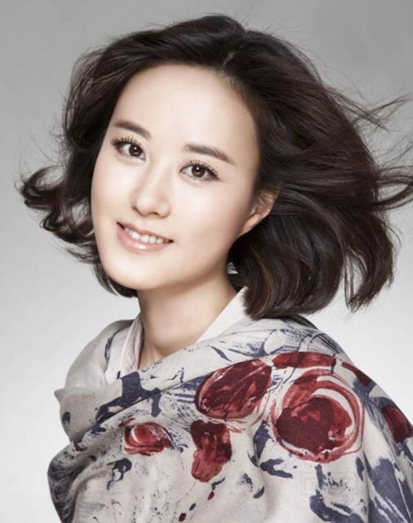 央視主持秦方：播音18年，40歲仍單身，婚姻大事不發愁