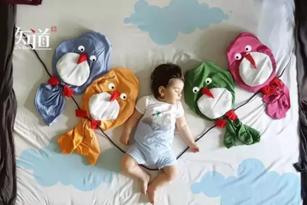 趴著睡易猝死，躺著睡頭扁了，做個寶寶好難