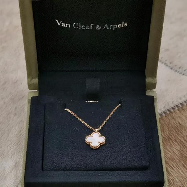 「每週好物推薦」脖頸綻放的花朵----梵克雅寶白貝母項鍊