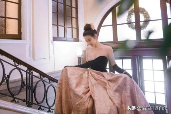 陳小紜冬日裙襬輕曳，入選“2021鳳凰網時尚之選”