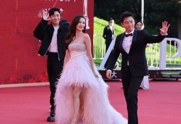 北影節紅毯“群星爭豔”，鞏俐黑色漆皮長裙顯霸氣，氣質全場最佳