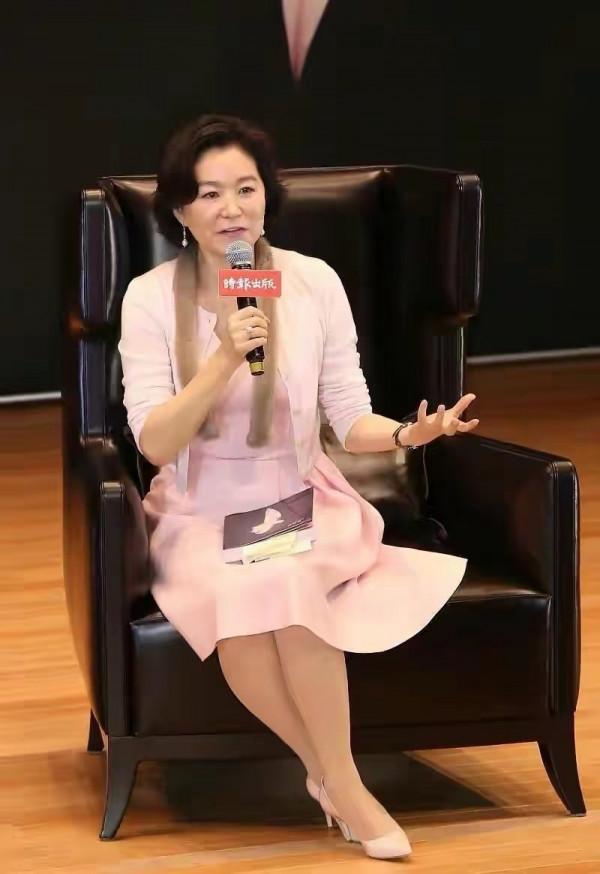 67歲林青霞才是“老來俏”,穿粉連衣裙亮相,氣質端莊女人味十足 67歲林青霞才是“老來俏”,穿粉連衣裙亮相,氣質端莊女人味十足