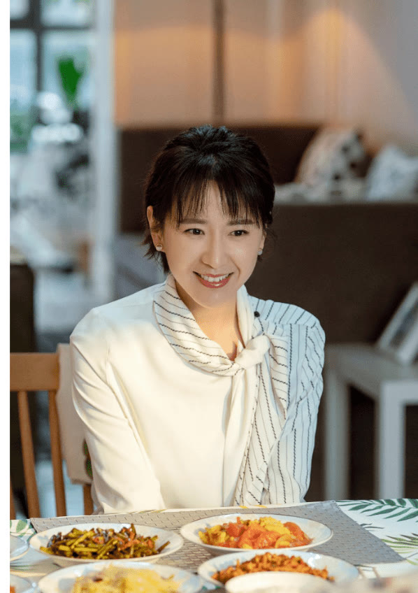 徐囡楠《愛的釐米》四大衛視熱播 藍俏俏直播反差溫柔女人味足