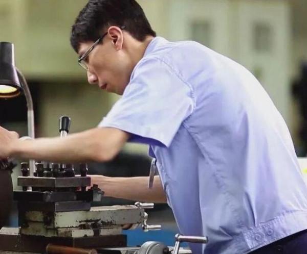 中國軍艦發動機技術，曾被西方無情嘲笑，瀋陽小夥如何破解的？