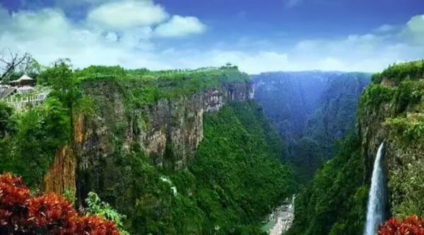 據說，那裡很美有一道一千萬年前形成的絕美傷痕那就是廣東大峽谷