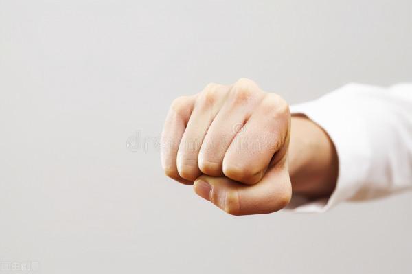 男孩想看電影沒買票，被一拳打倒在地，被羞辱後發誓考上大學改變命運