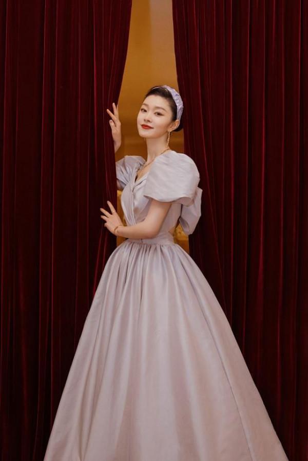 宋軼長成了讓人羨慕的樣,泡泡袖裙配發帶,說是在逃公主也不過分 宋軼長成了讓人羨慕的樣,泡泡袖裙配發帶,說是在逃公主也不過分