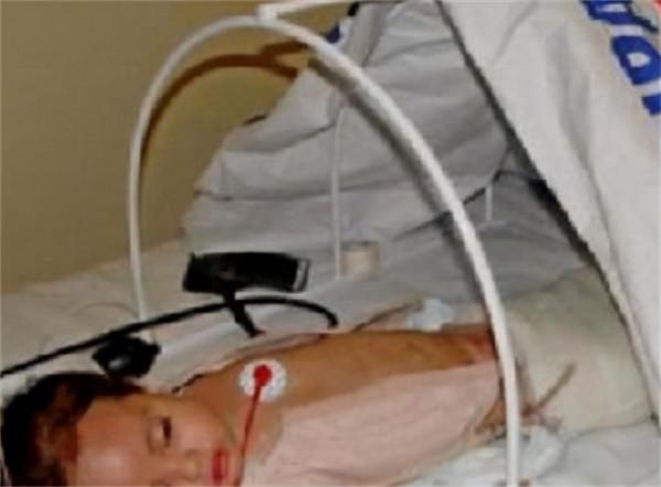 “美人魚”皮平:8年做150次手術,被斷言活不過1歲,卻活了10年 “美人魚”皮平:8年做150次手術,被斷言活不過1歲,卻活了10年