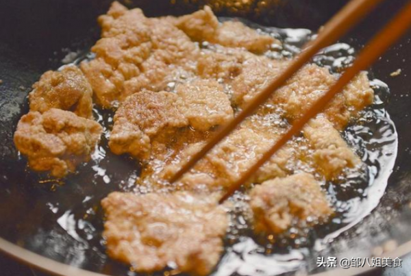 炸掛糊食物時，把握好3個細節，炸好後酥脆不糊不油膩，別再弄錯