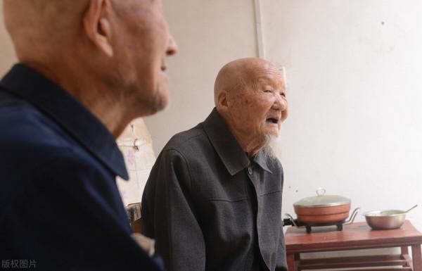 66歲老人哭訴：再好的關係，也不敢去串門了，串門被打，我怕怕了