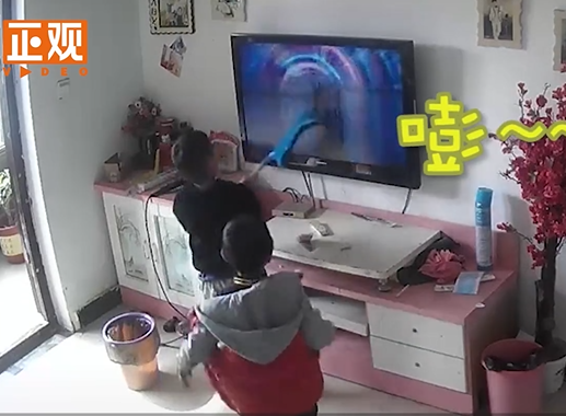 兩男孩拿掃把幫奧特曼打怪獸打碎電視,家長:又氣又搞笑 兩男孩拿掃把幫奧特曼打怪獸打碎電視,家長:又氣又搞笑