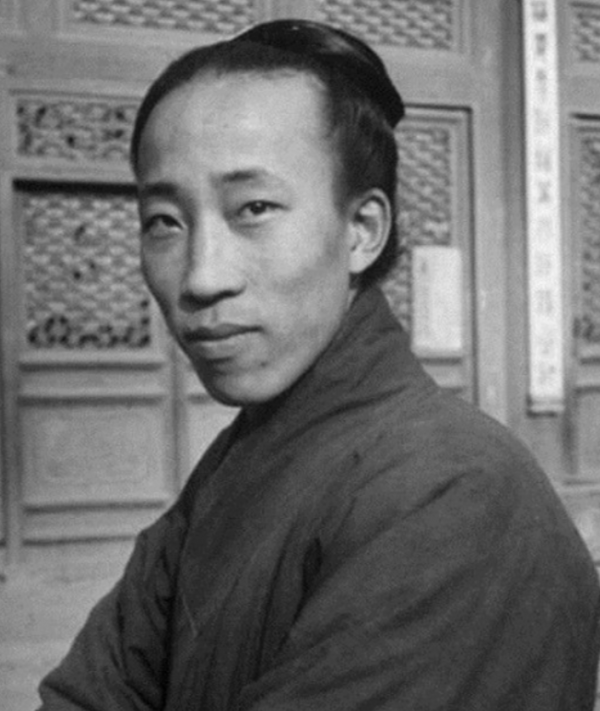 1946年，北京白雲觀住持，為何被36位道士，綁在樹上活活燒死？