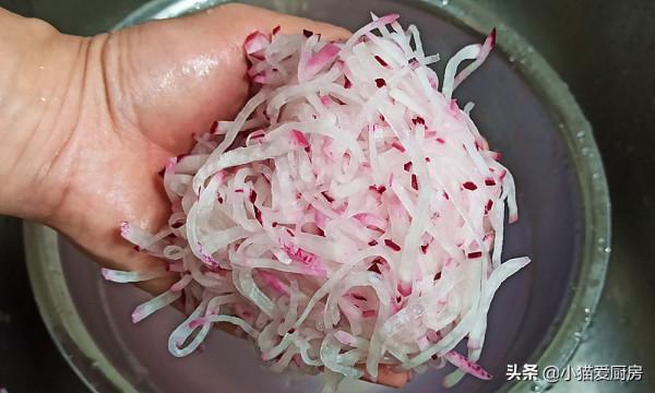 涼拌蘿蔔絲，很多人第一步就做錯了，教你正確做法，清脆爽口好吃