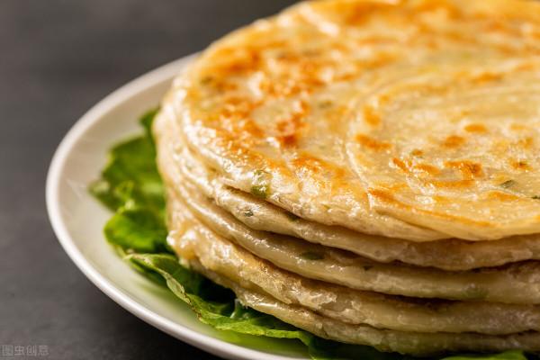烙餅時，和麵有訣竅，出鍋油餅鬆軟香嫩，營養健康