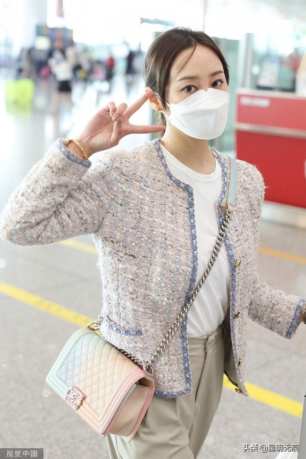 李純粉色小香風外套甜美靚麗 戴愛心耳飾互動簽名超溫柔 李純粉色小香風外套甜美靚麗 戴愛心耳飾互動簽名超溫柔