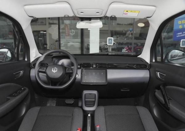 存在感低的零跑汽車，推出低價位T03走低端市場，比不過五菱