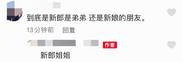 辛芷蕾回老家參加親弟婚禮，打扮低調顏值突出，和新娘熱聊感情好