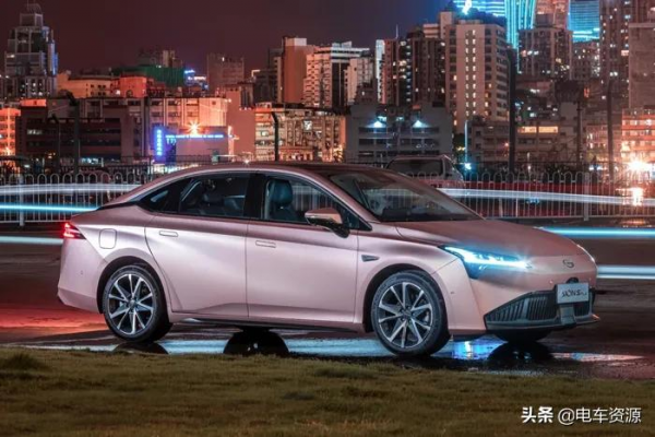 預算15萬左右，這兩款純電家轎怎麼選？舒適和操控都有