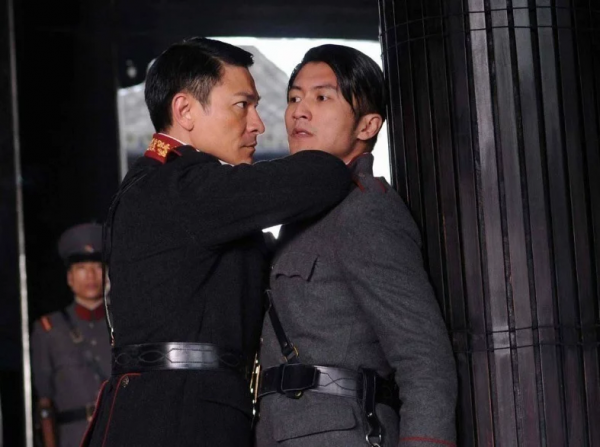 劉德華當年親了一個嬰兒,嬰兒長大後卻把他“踢下了”神壇 劉德華當年親了一個嬰兒,嬰兒長大後卻把他“踢下了”神壇