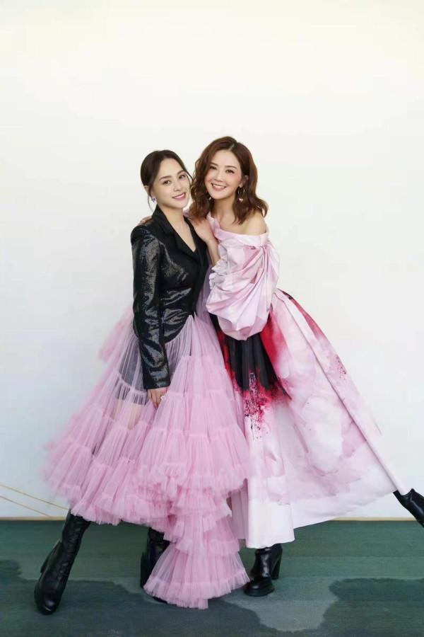 Twins同臺差別大!阿嬌粉紗裙配皮衣嫌自己不夠胖?阿Sa顏值逆襲 Twins同臺差別大!阿嬌粉紗裙配皮衣嫌自己不夠胖?阿Sa顏值逆襲