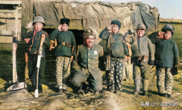 19張顛覆認知的老照片，50名軍官看著希特勒挖土，日本人瞬間氣化