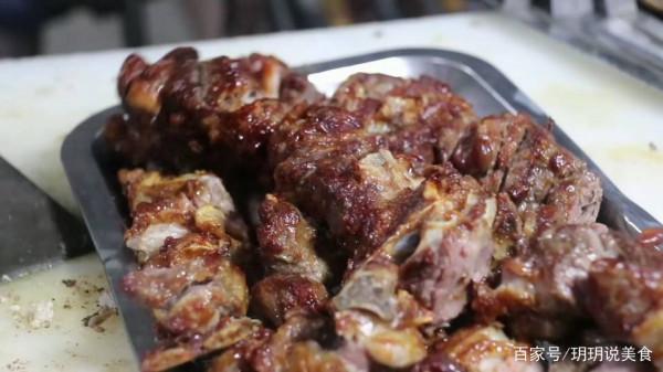 山東大叔自創美食小吃,60元一串愛吃不吃,日入一萬不收徒弟 山東大叔自創美食小吃,60元一串愛吃不吃,日入一萬不收徒弟