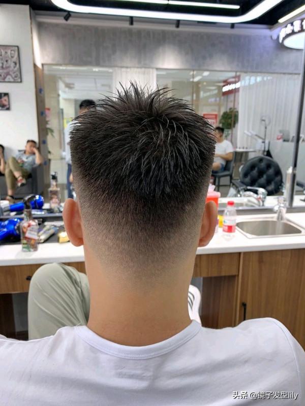 2022男發流行趨勢預測，兩側鏟短和燙染是主流，16款髮型為你演繹