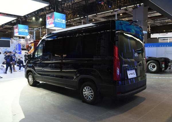 可接送員工，也可改成房車，還能當救護車用，大通V90墨很多用