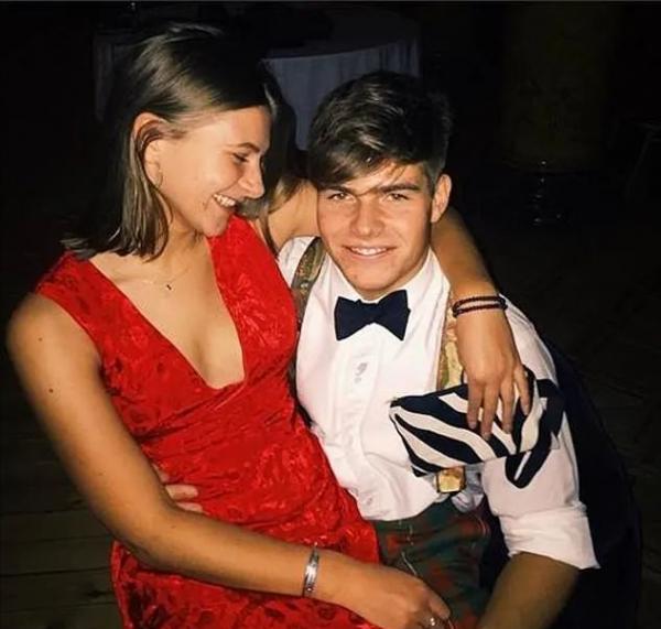 英國王室出了個英俊小哥，女王看好他，有望頂了哈里的缺