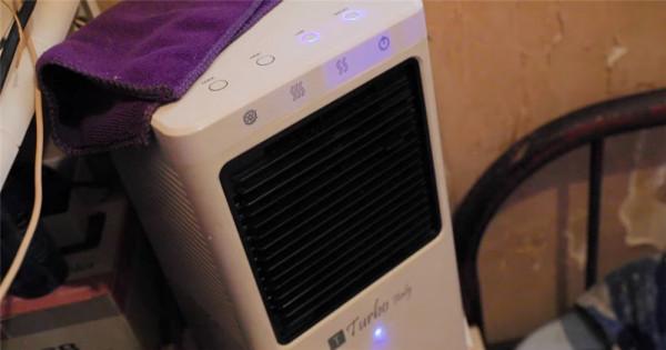 香港54歲大叔住6㎡劏房:蝸居生活大半輩子,夏天太熱得用4臺電扇 香港54歲大叔住6㎡劏房:蝸居生活大半輩子,夏天太熱得用4臺電扇